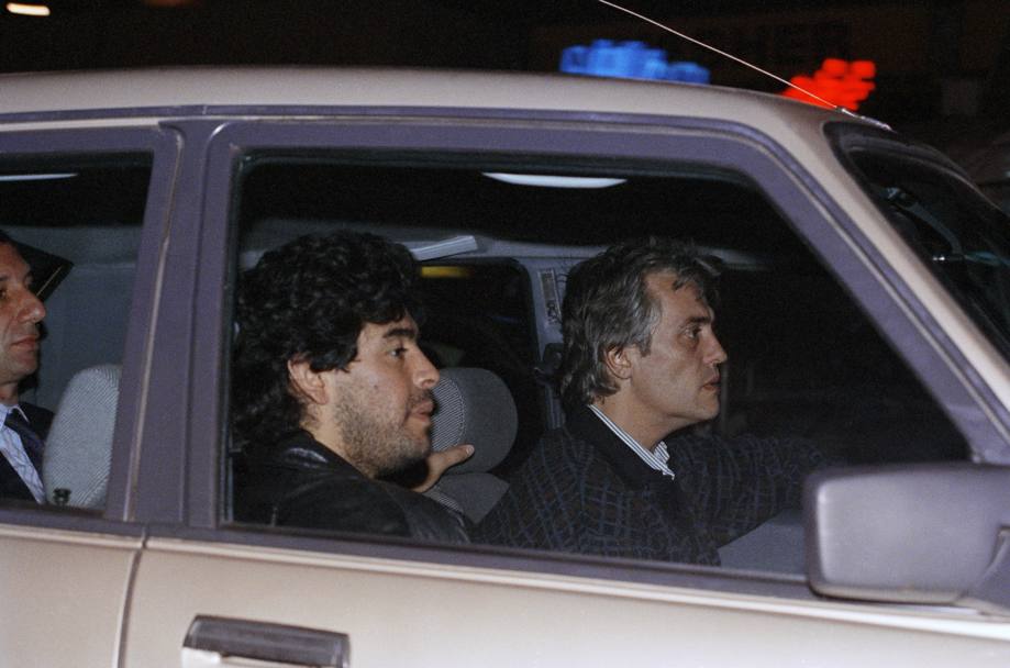 A Buenos Aires, Argentina, il 28 aprile 1991, dopo il pagamento di una cauzione di 20.000 dollari per possesso di droga con Marcos Franchi, manager personale di Maradona (Ap)